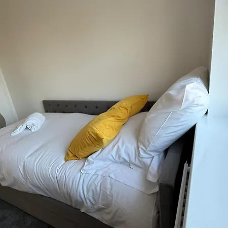 Bradley Stoke 3 Bedroom House Pensión 4*